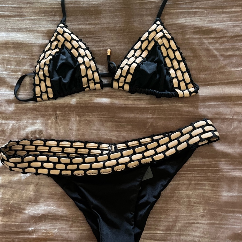 Brand new bikini worn 2x BEACHBUNNY TOPXL BOTTOMS MED!! Sold together
